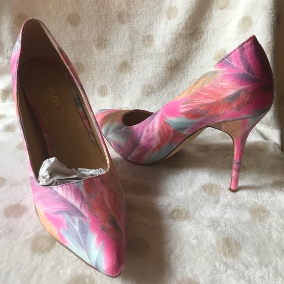NWT Liliana Multicolored Pastel Floral & Leaf Print Classic Heels, 8.5 - Picture 2 of 16